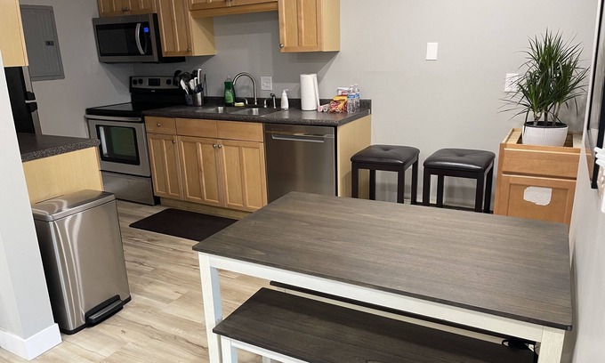 East Bloomington House | New Remodel Updated in 2023, 2BR 2 BA, Minutes to Mall/Airport