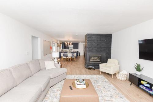 Fargo House | NEW Remodeled Townhome in Central Fargo