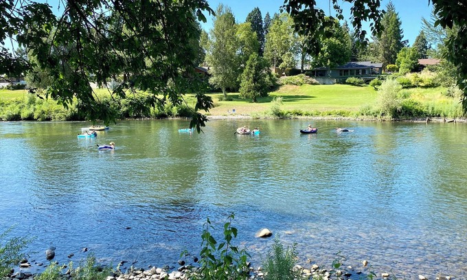 Grants Pass House | New Riverfront 3-bedroom 2 bath house in Grants Pass with WiFi, AC, covered deck