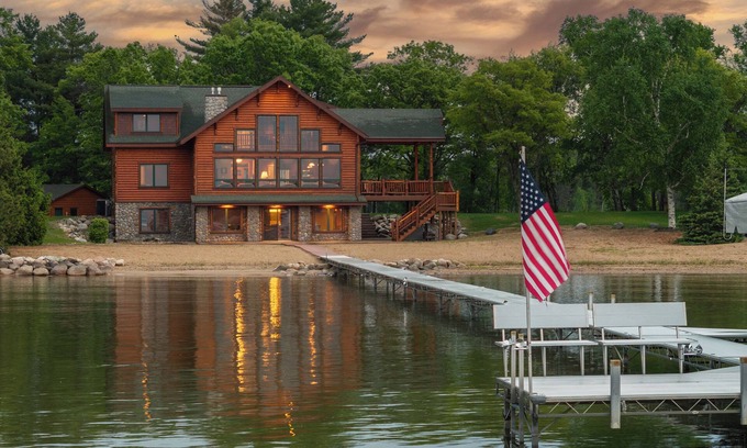 Merrifield Cabin | NEW! Sandy beach, Pelican Lake, Games & Pool Table
