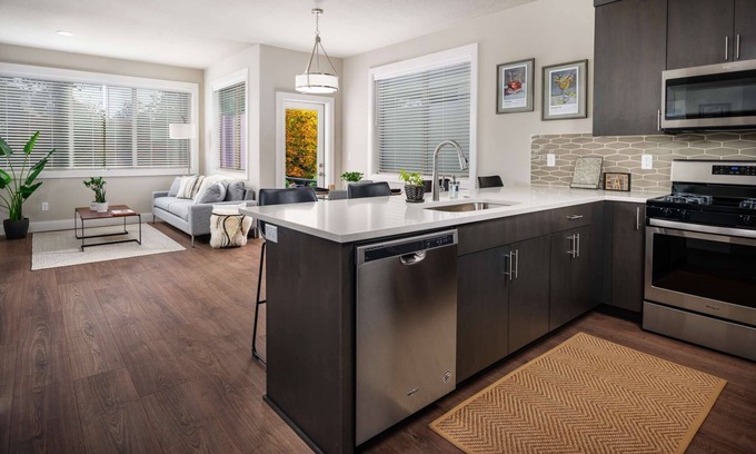 Oak Grove House | New SE Portland, Pet Friendly, Bright Open Floor Plan, Foosball Table, Next to MAX Station