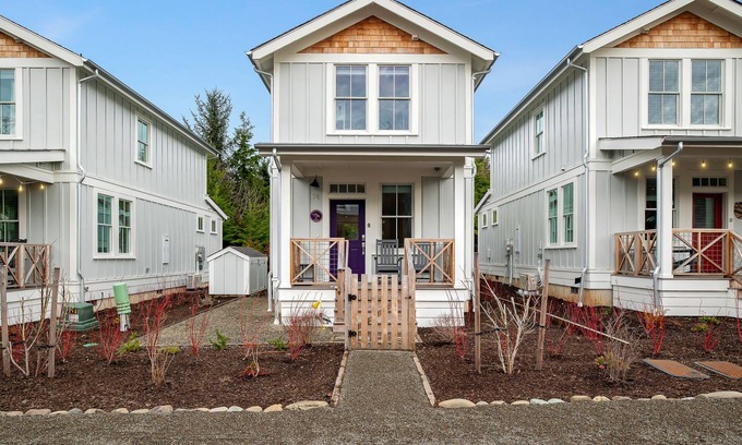 Seabrook House | *New* Seabrook's Purple Pelican, Hot Tub, Close to Pool!