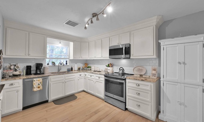 Cape Royale House | NEW! Serene home with private deck, mins to Lake Livingston, nature trials, & more!