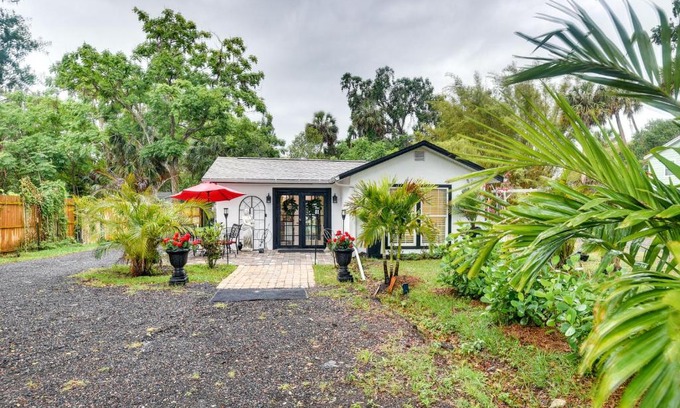New Smyrna Beach House | New Smyrna Beach Cottage about 1 Mi to Downtown!