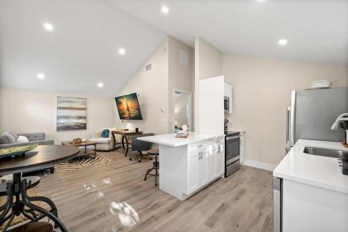 Courier City - Oscawana House | NEW! SoHo Suite, Steps to S Howard Ave