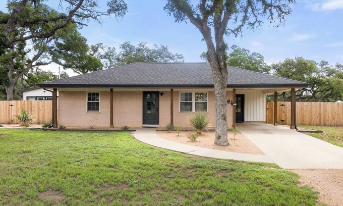Dripping Springs House | New SPA! Dwntwn DRIP Bluff St Cottage & Guest House! Walk to Food, Bars & Music!