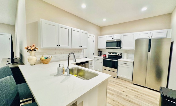 Wichita House | New Spacious 4BR Home! Basketball Court & Playground.