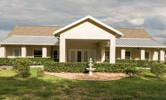 Chuluota House | New Spacious Construction 4 bedroom 4.5 bathrooms. Family Friendly