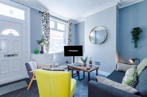 Newcastle-Under-Lyme House | NEW! Spacious 3-Bed Home in Newcastle-under-Lyme by 53 Degrees Property, Ideal for Business, FREE Parking!