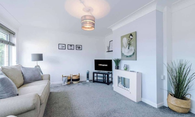Wrexham House | NEW! Stunning Bungalow, Ideal for Groups, Parking!