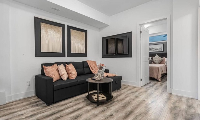 Niagara Falls Apartment | NEW Stylish 1BR wBBQ | Close to Falls | Sleeps 4!