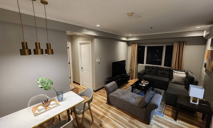 Bonifacio Global City Condo | New! Stylish 2 BR in BGC - Fast Wi-fi 58" UHD TV