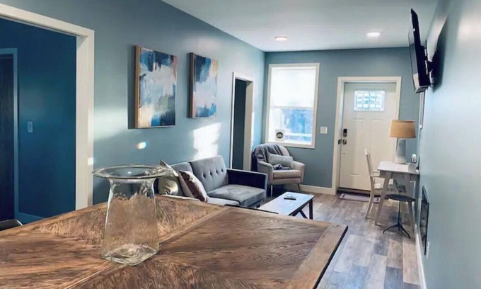 Halfmoon Apartment | NEW Stylish Apartment with Hot Tub