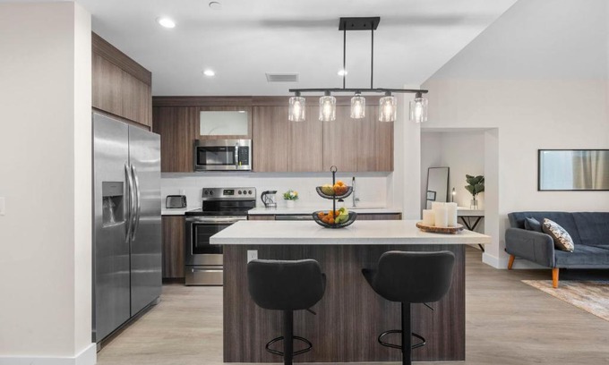 Parkside Apartment | New stylish condo in Hollywood