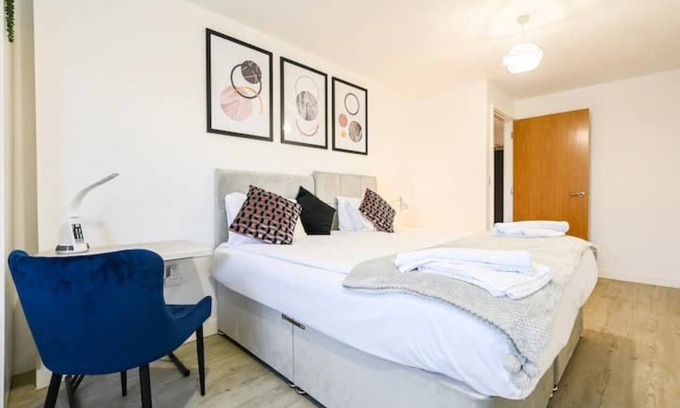 Salford Apartment | New Stylish & Spacious Salford Quays 1Bed apartment with balconynn