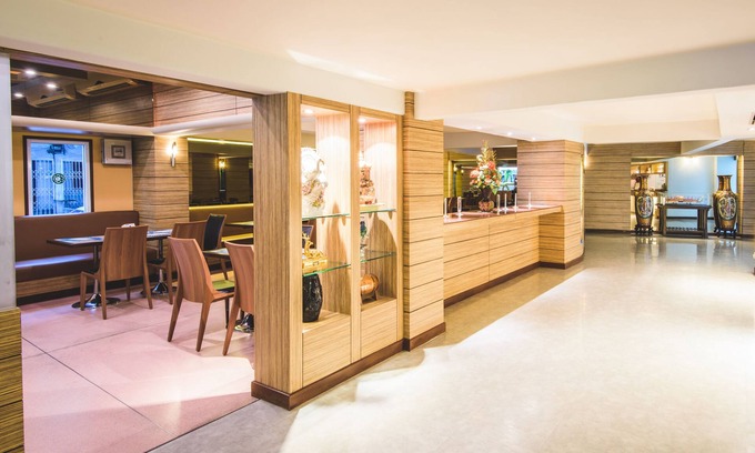 Pom Prap Sattru Phai Hotel | New Suanmali Hotel