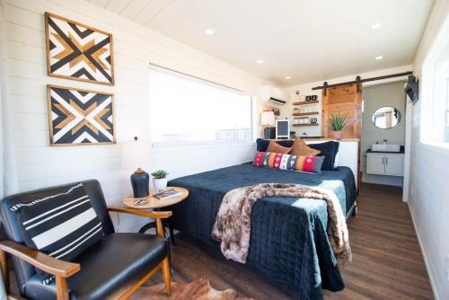 Alpine House | New The Buffalo-Shipping Container in Alpine