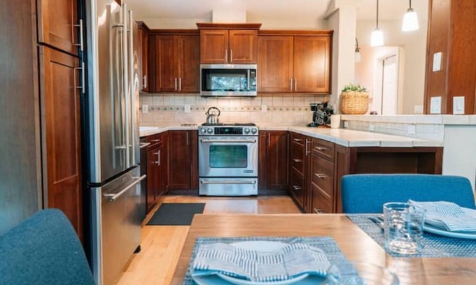Boyd Acres House | NEW Upscale home with hot tub & backyard oasis!
