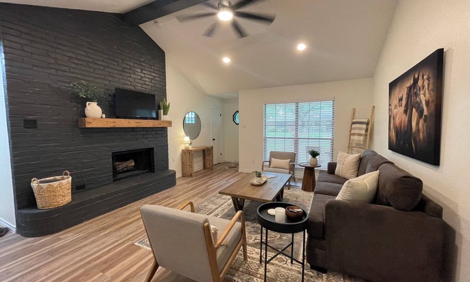 Hewitt House | New! Waco Ranch Retreat, Updated, Clean, Safe, Quiet Home near Magnolia/Baylor