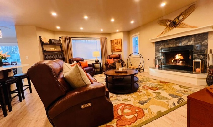 Bayshore - Klatt House | New! Walker's Sweet Retreat! Luxe Executive Home - A Haven for Travellers