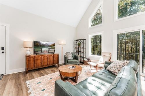 Alpine Lake Ski Chalet | New Wintervue Home With Fireplace - Pet Friendly