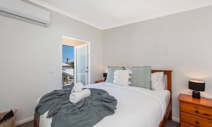 Mandurah Apartment | New York Loft 1-BR Apt | Free A/C & WiFi