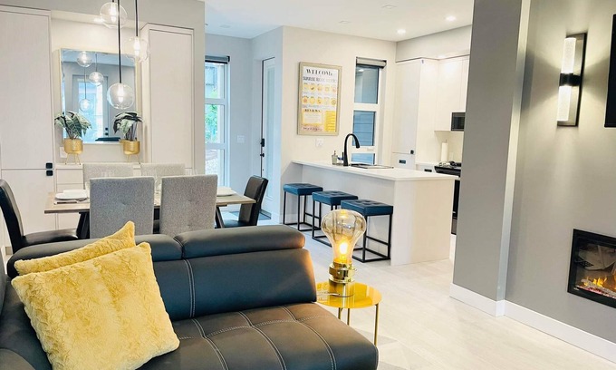 Regional District of Nanaimo House | NEWER! On Oceanfront Resort Property SLEEP 6. 2 bed 3 bath. Pool. Hotub. Gym.