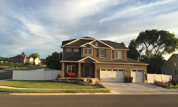 South Weber House | Newly Built Home With 6 Bed/3.5 Bath! 15 minutes to Lagoon, HAFB, and Snowbasin!