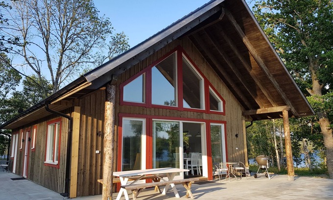 Sissehult House | Newly built modern house solely located directly by the lake with its own dock and boat