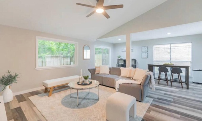 Panther Creek House | Newly furnished 1 story + Office Desk in Woodlands