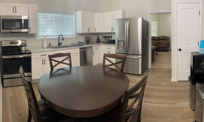Marion House | Newly Remodeled 3-BR in heart of Marion