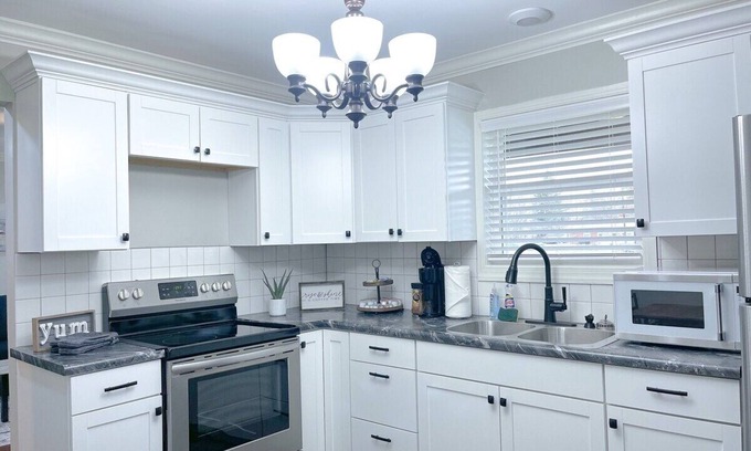 Acton House | Newly Remodeled Cozy Home Minutes to Downtown