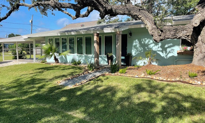 Fulton House | Newly remodeled coastal cottage 3 blocks from the water!
