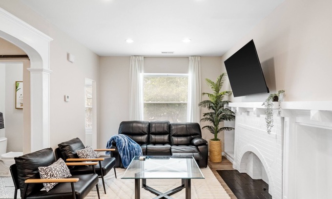 St. Louis Apartment | Newly Remodeled/King Bed Oasis/Wash-U & Clayton