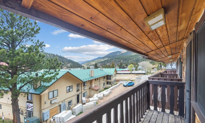 Red River House | Newly remodeled "Slope View Retreat", In Town, Mountain Views, WIFI