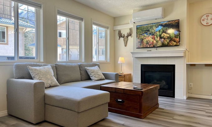 Harvie Heights House | Newly Reno 2 Story Townhouse, Split A/C, 8 guests