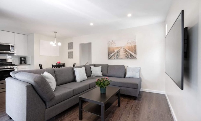 Kitsilano Apartment | Newly Reno'd 2 bdrm Kitsilano Centrally Located