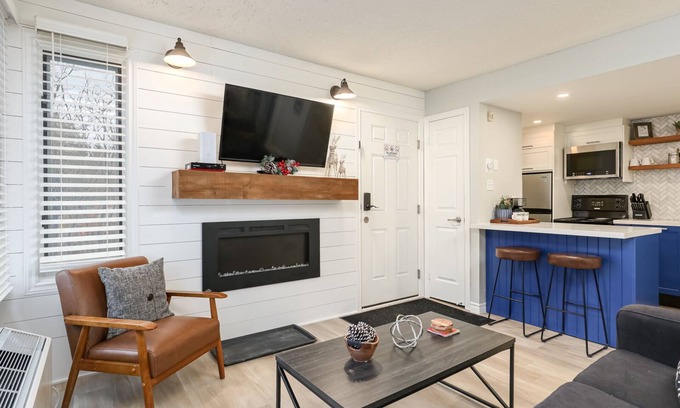 Craigleith Ski Chalet | Newly Renovated Studio at the Base of Blue Mountain