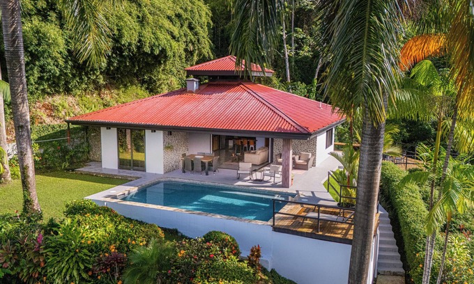 Ballena House | Newly Renovated 2 King, 2 Bath, AC, Fiber Optic Villa Ocean and Valley Views