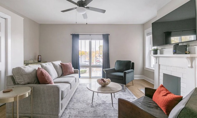 Lexington Apartment | Newly Renovated 2BR Apartment w/Free Parking in Downtown