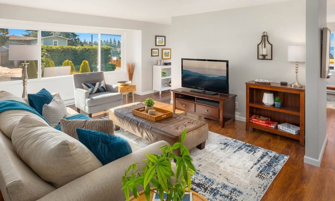 The Bowl of Edmonds Apartment | Newly renovated 3 bdrm with view and 10 min walk to beach
