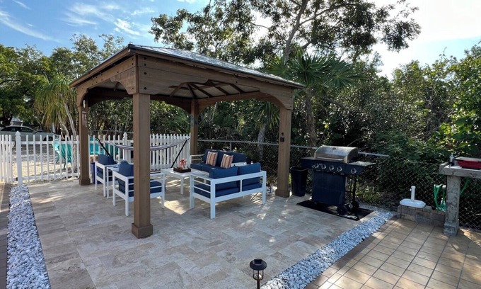 Port Pine Heights House | NEWLY RENOVATED 3/2 WITH POOL AND CANAL ACCESS!