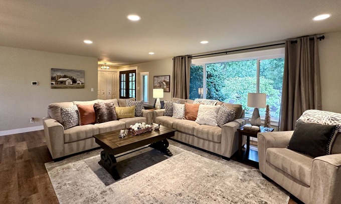 Edgewood House | Newly Renovated 4 Bedroom, Quiet Country Home on 5 Acres in Edgewood, Sleeps 8