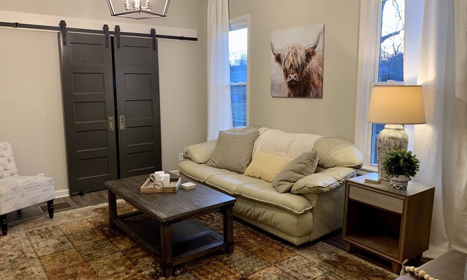 Urbana House | Newly Renovated and Ideally Located Near Campus and Downtown. High speed Wifi