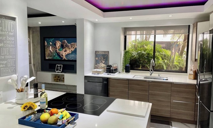 Santurce Apartment | Newly renovated, beautiful, modern, luxury 3BR/2BA in Condado. Steps from the beach, restaurants & shops. 5 min to Old San Juan & Isla Verde. Full kitchen, Wi-Fi, office, parking, washer/dryer & jacuzzi tub. Perfect for groups or family stays.