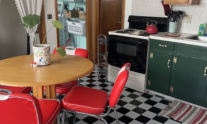Barre House | Newly renovated downstairs 3 bed apartment for working traveling professionals