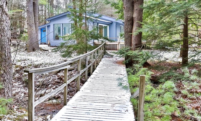 Maplecrest House | Newly Renovated House ~ Secluded 5 Acre Retreat ~ Peaceful and Quiet