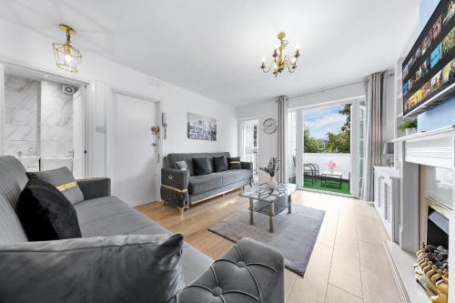 Kensington Apartment | Newly Renovated Kensington 2 Bedroom Apartment with Balcony Near Harrods Sleeps 6, 2 Min walk from Station