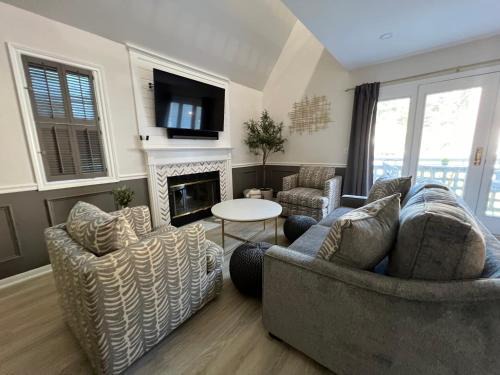 Norwichtown Apartment | Newly Renovated Loft Villa at Norwich Spa with amenities, 3 minutes to Mohegan