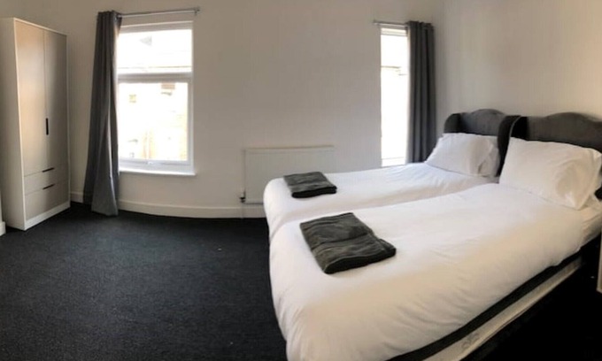 Stoke-on-Trent House | Newly Renovated Modern House in Central Location